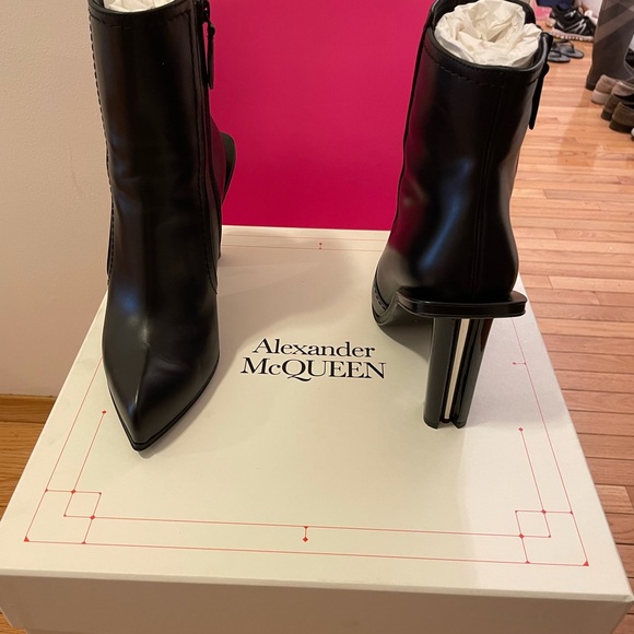 Alexander McQueen black leather boots - Picture 7 of 8